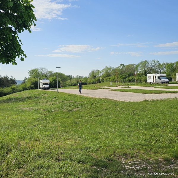 Stellplatz Clairvaux-les-Lacs — Photo 2