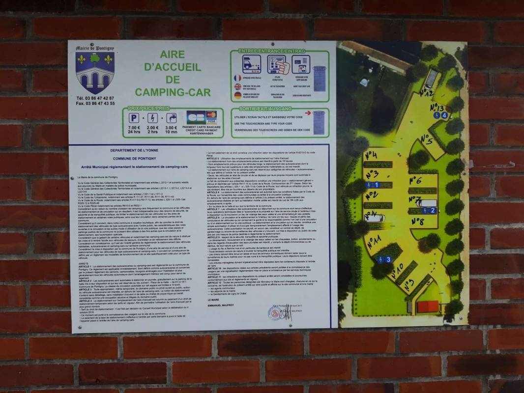 Aire de Camping-Car — Sp. parking dla kamperów in Pontigny