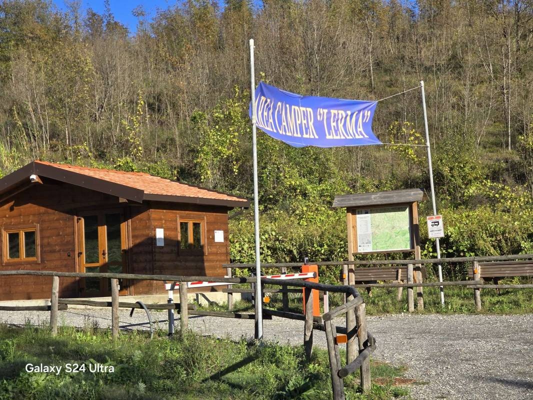 Lerma, Alessandria, Italien — Sp. parking dla kamperów in Lerma