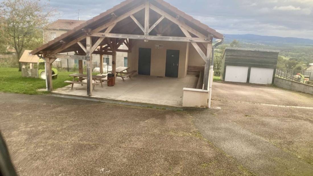 Kleiner Übernachtungsplatz — 露营车营地 in Vézelin-sur-Loire