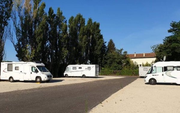 Camping-Car Park Valreas — Fotografie 3