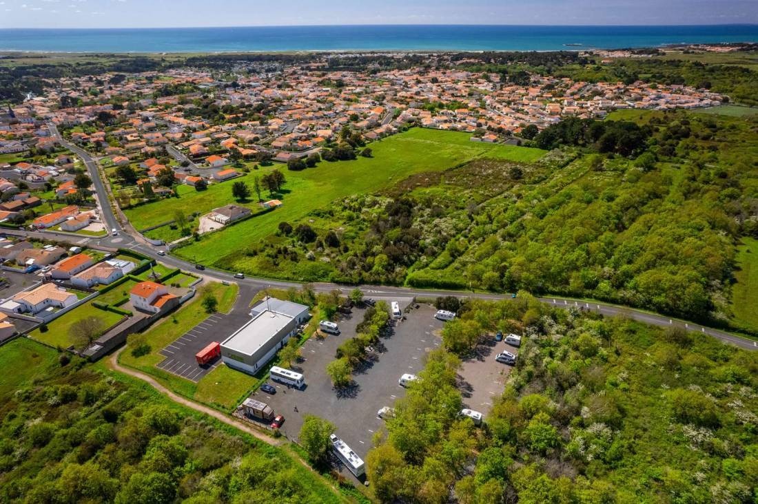 Aire des Chênes Verts — Campervan Site in Brem-sur-Mer