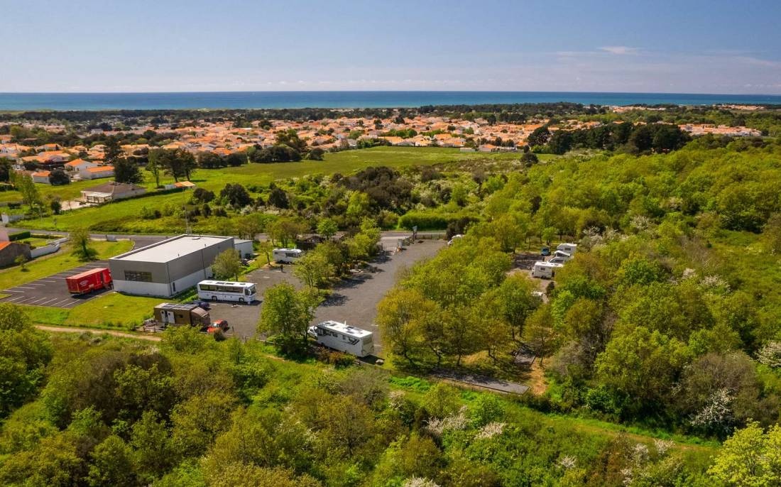 Aire des Chênes Verts — Ställplats in Brem-sur-Mer