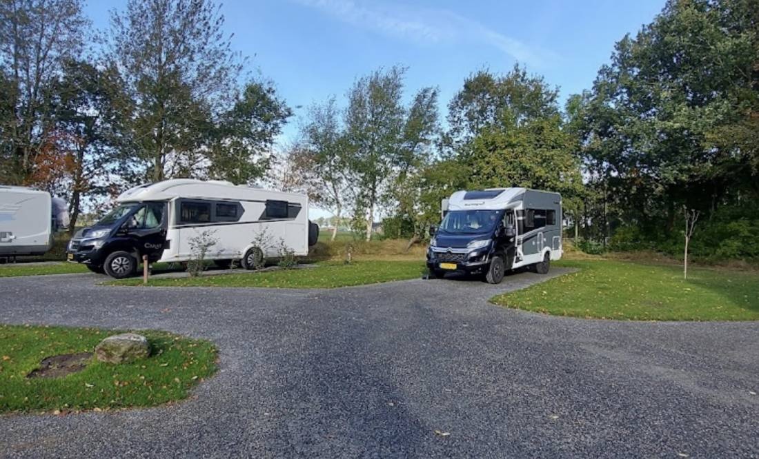Camperpark Hof van Grolloo — Karavan Sitesi in Grolloo