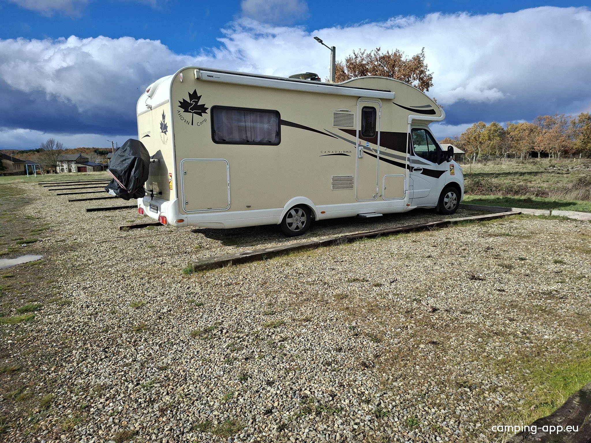 Parking de auto caravanas de Manzanal de Arriba — Sp. parking dla kamperów in Manzanal de Arriba