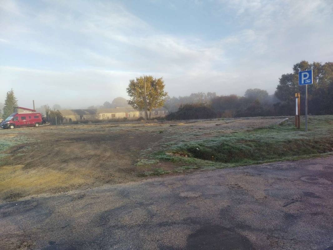 Parking de auto caravanas de Manzanal de Arriba — Karavan Sitesi in Manzanal de Arriba