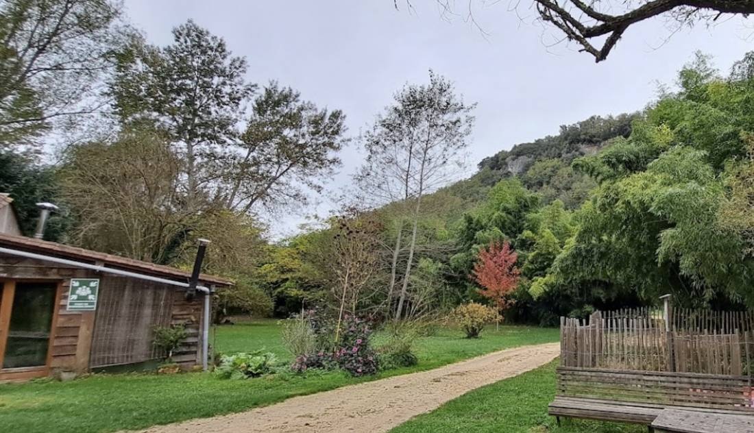 Camping La Combe — Area da campeggio in Les Eyzies