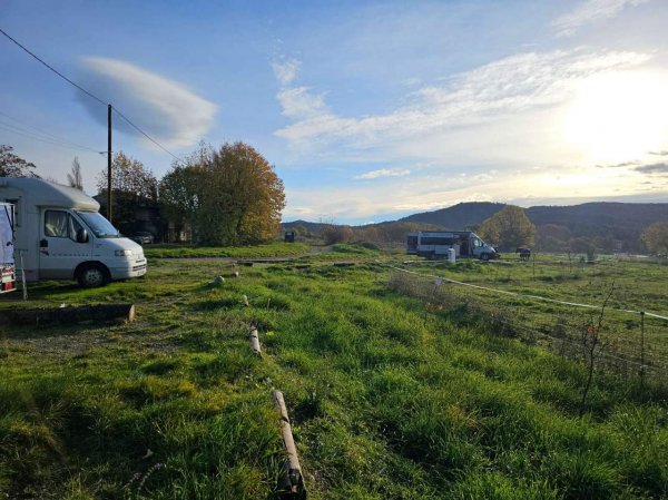 Stellplatz Saint-Étienne-les-Orgues — Photo 2