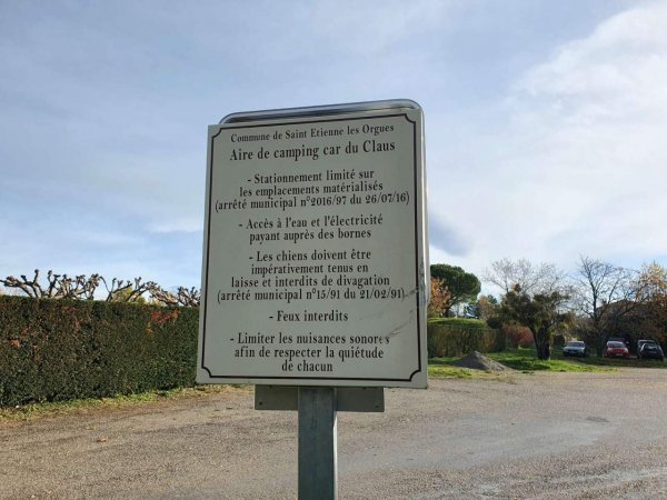 Stellplatz Saint-Étienne-les-Orgues — Photo 4