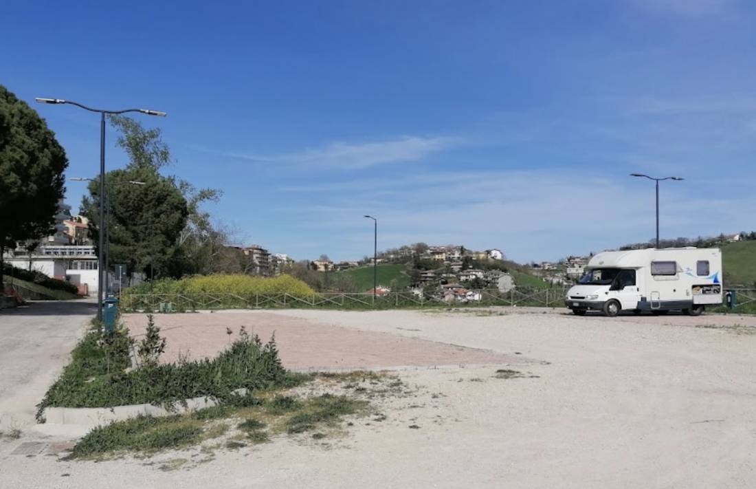 Area Sosta Camper Castignano — Area Autocaravanas in Castignano