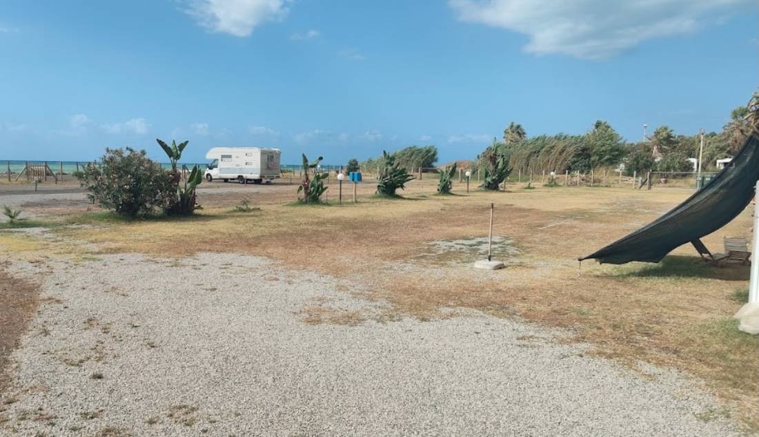 Area 51 sosta camper attrezzata — Sp. parking dla kamperów in Sant'Agata di Militello