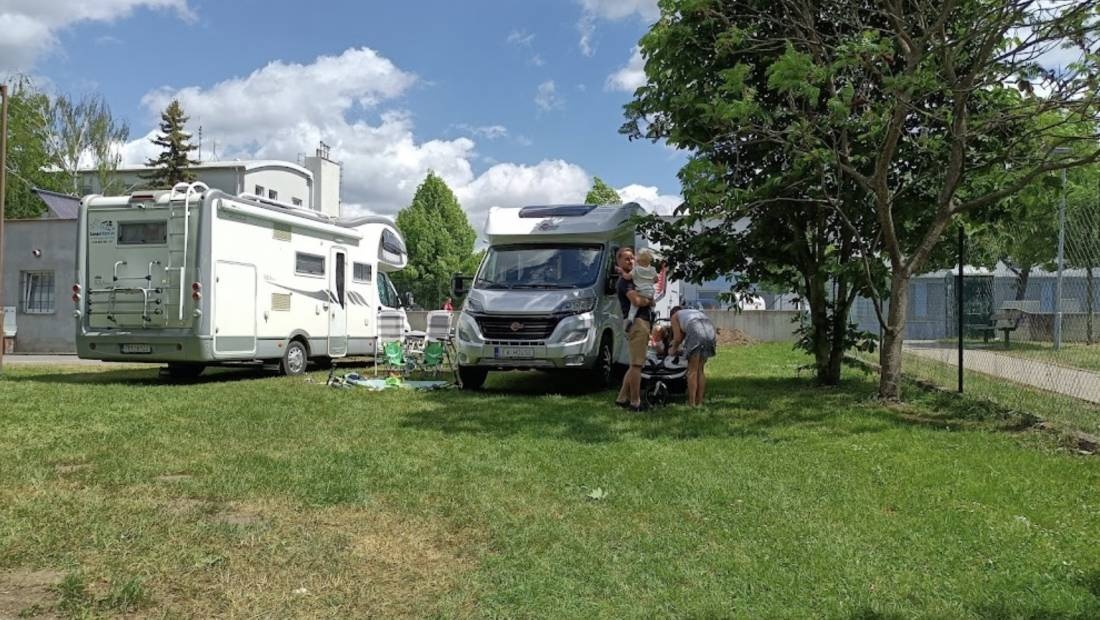 Autokemp Na Hrázi — Sítio de acampamento in Beroun