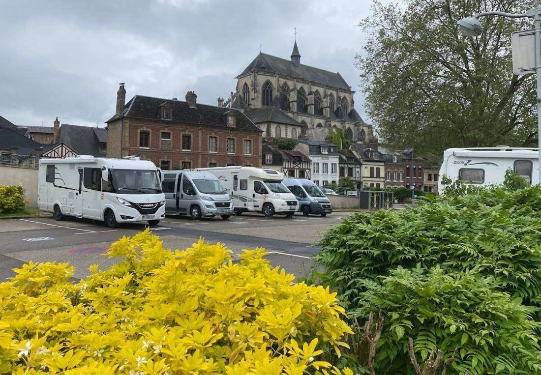 Stellplatz Pont de l'Arche — Karavan Sitesi in Pont-de-l'Arche