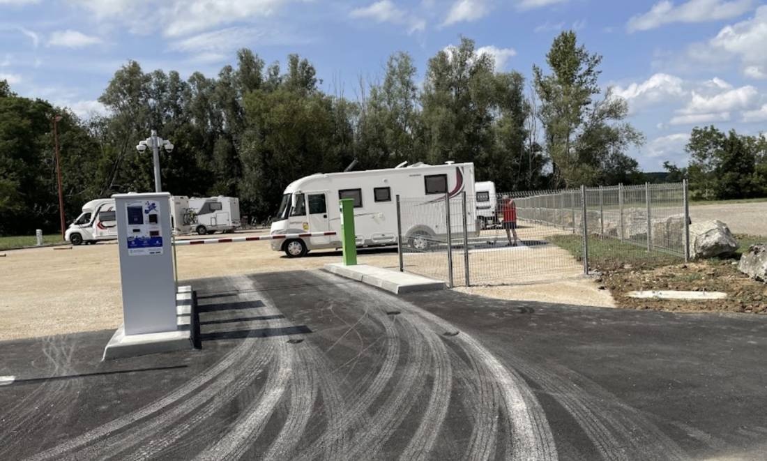 Camping Car Park Pont de Vaux — Ställplats in Pont-de-Vaux