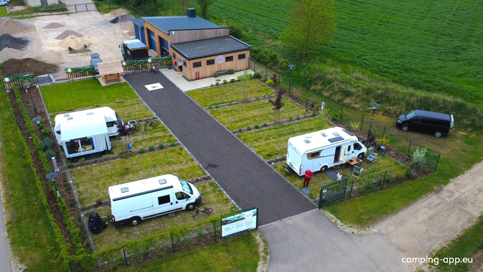 Stellplatz Am Gartenberg in Ostramondra — Camperplads in Ostramondra