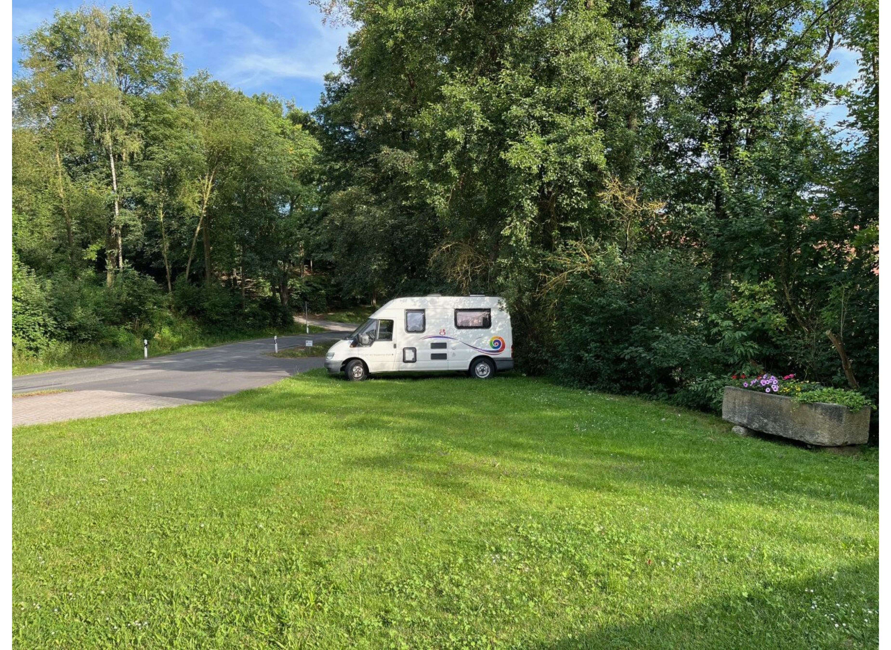 Schattiger Wohnmobilstellplatz mit W-LAN und Strom — Sp. parking dla kamperów in Wiesau