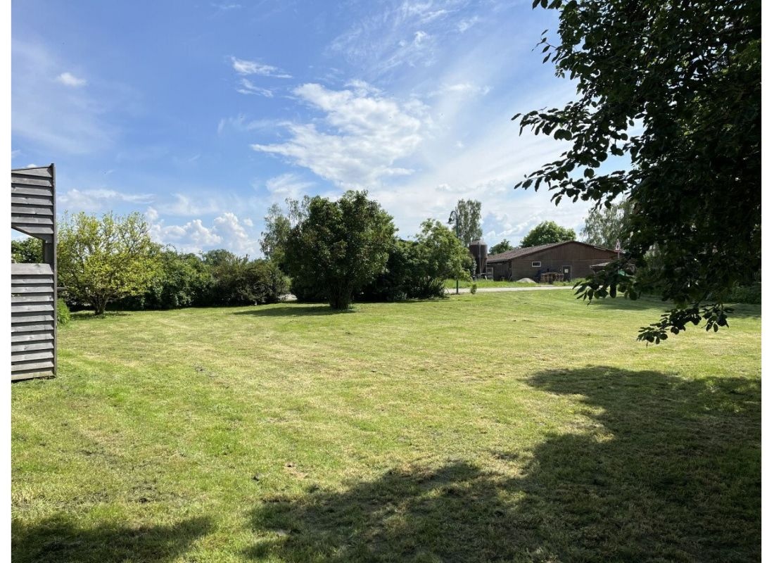 Ruhiger Stellplatz auf Wiese am Ortsrand — Campervan Site in Wolpertshausen