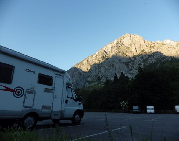 Stellplatz Senda del Oso Entrago — Camperplads in Entrago