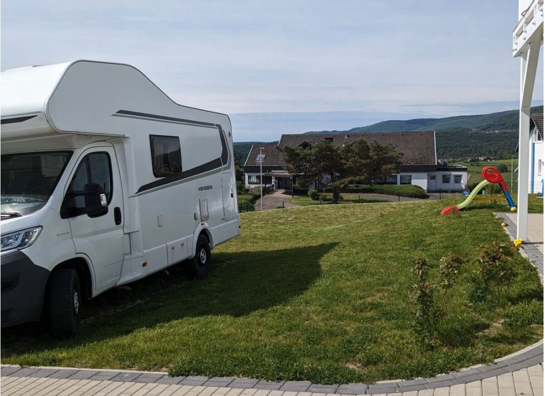 Womo Hafen Kreuzbergblick — 露营车营地 in Sandberg 