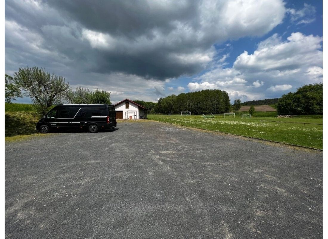 Ruhiger Platz am Sportgelände — Stellplatz in Burgpreppach