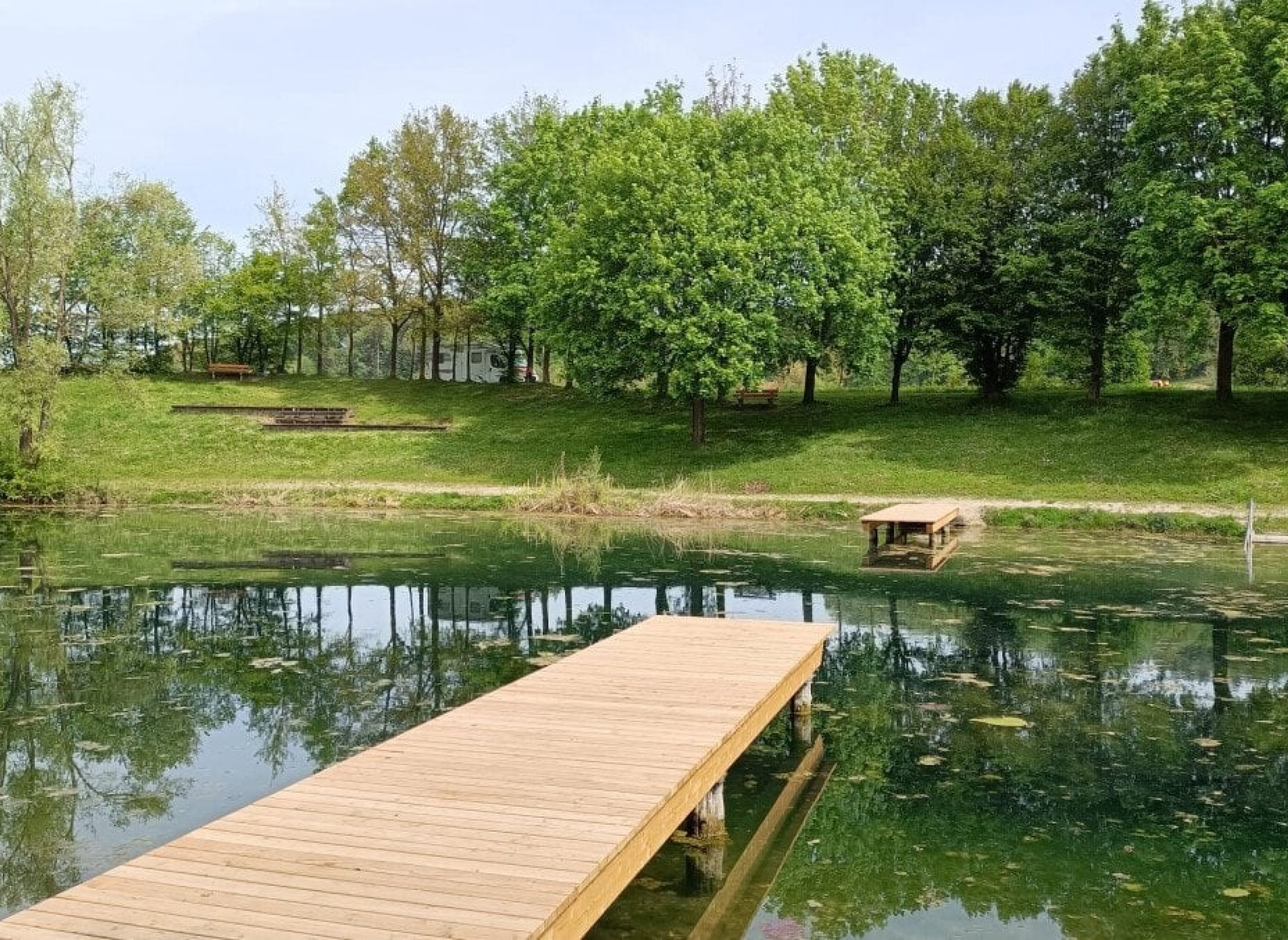 Schöner Stellplatz mit Blick auf wunderschönen Badessee — Sítio para autocaravanas in Steinhöring