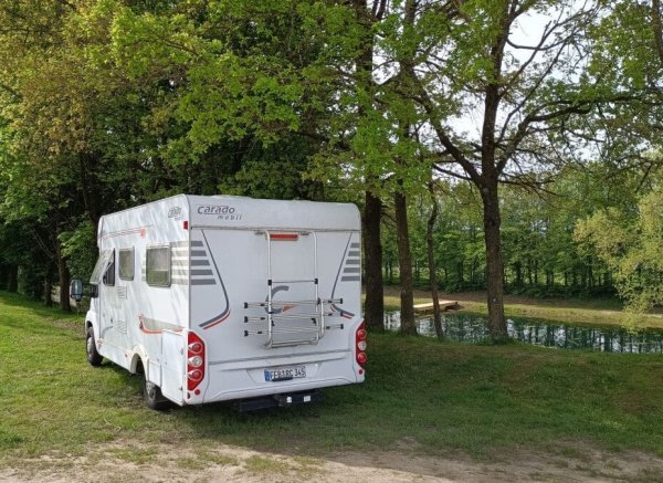 Schöner Stellplatz mit Blick auf wunderschönen Badessee — Photo 2