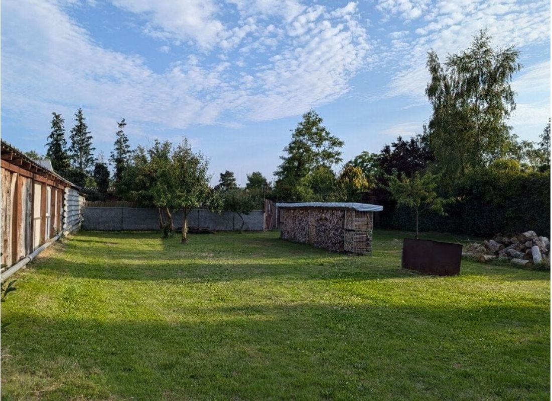 Gartenidylle mit viel Grün vor den Toren Brandenburgs — Karavan Sitesi in Brandenburg an der Havel