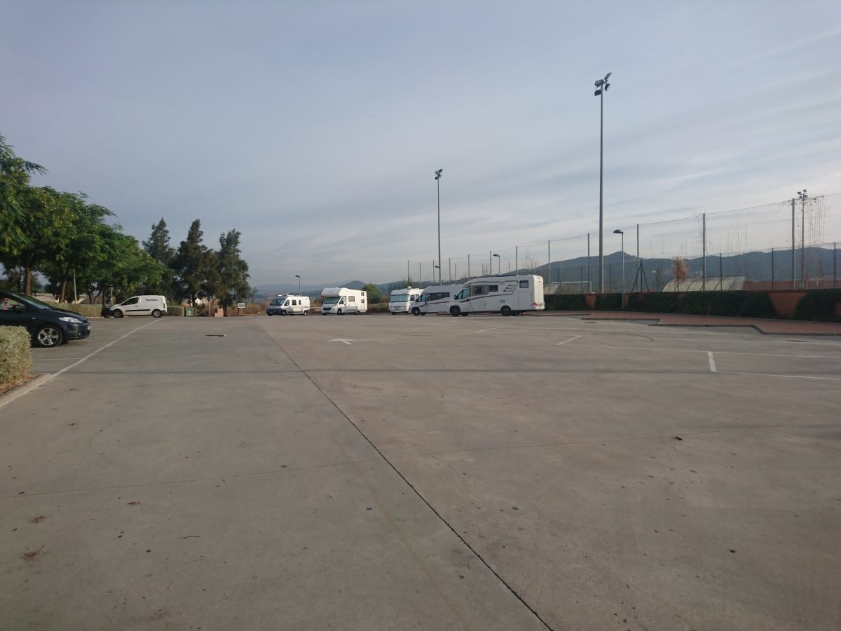 Camp de futbol Santa Coloma de Cervelló — Ställplats in Santa Coloma de Cervelló