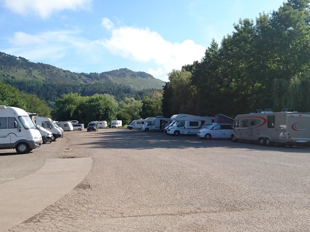Área Autocaravanas parque natural de Cabarceno — Area di sosta in  Penagos