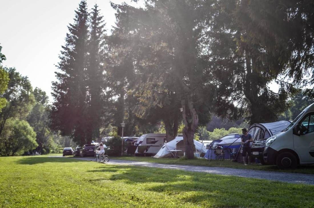 Stellplatz Camping l'Eau Vive — Campingplass in Martelange