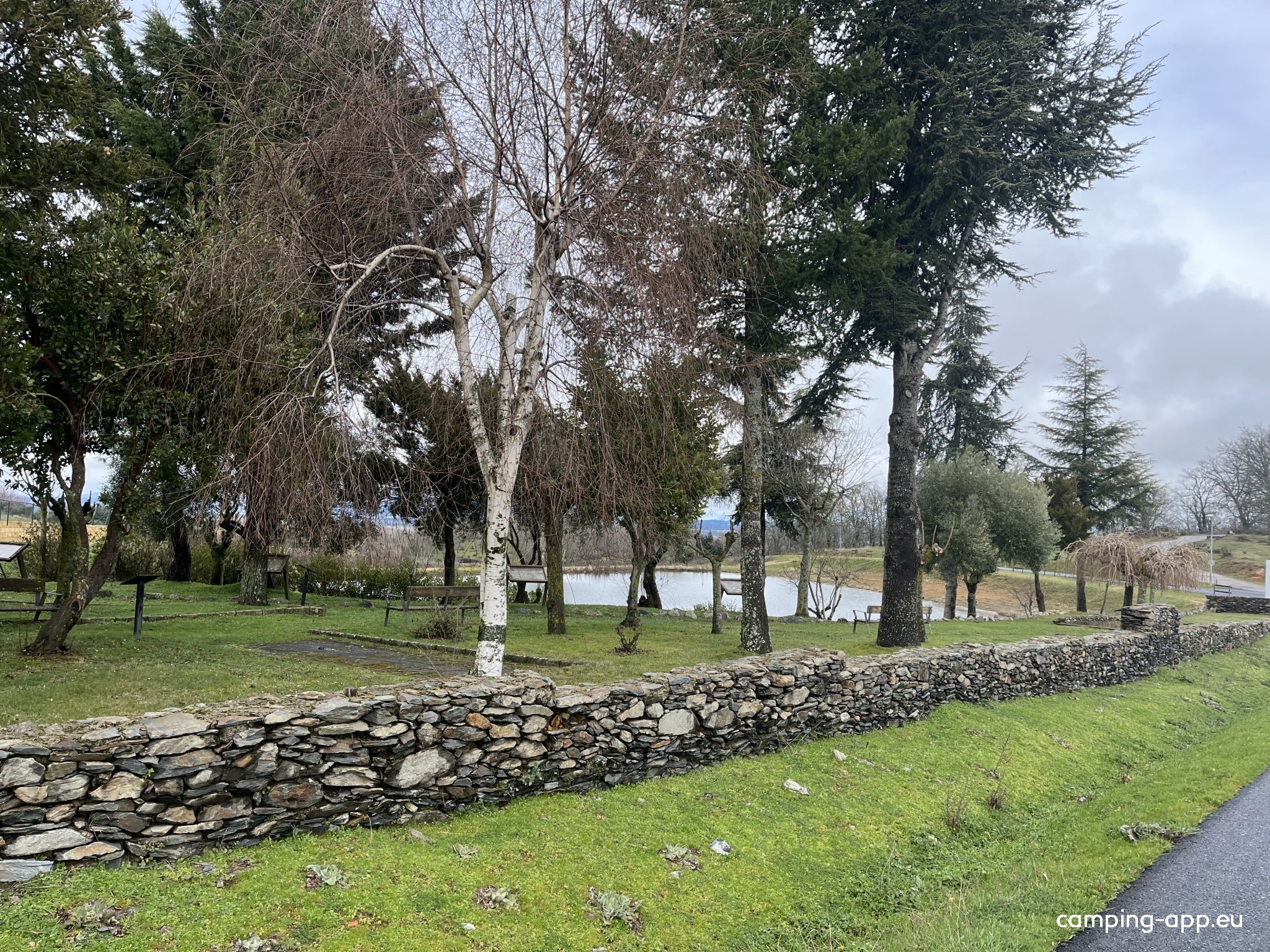 Area de autocaravanas Pico Cervero — Stellplatz in Navarredonda de la Rinconada