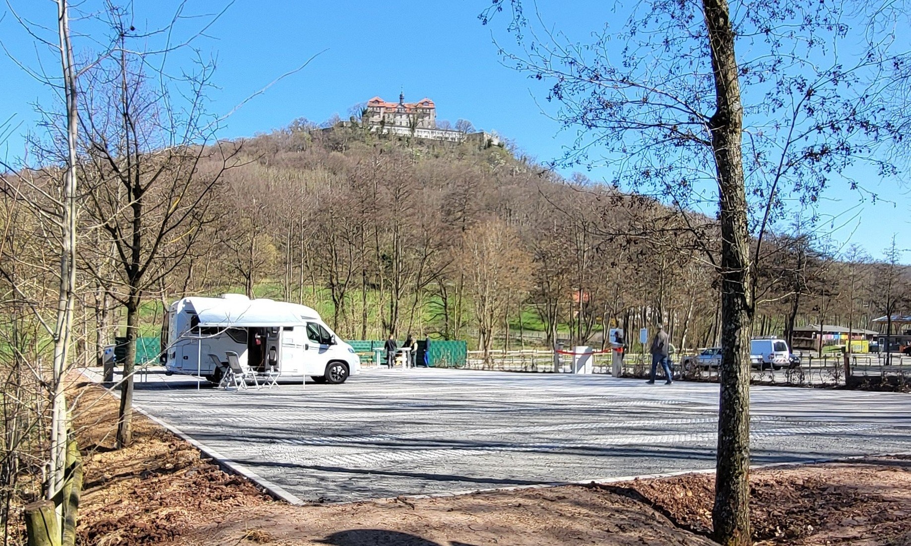 Wohnmobil-Stellplatz am Freibad Bieberstein — Area Autocaravanas in Langenbieber