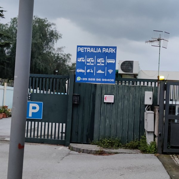 Area sosta Camper Petralia Parking