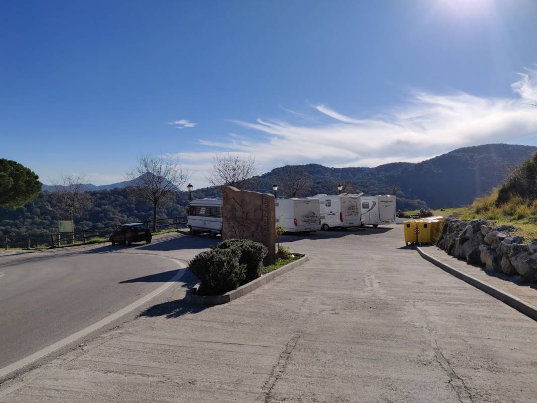 Übernachtungsparkplatz  Benarrabá — Bobilplass in Benarrabá