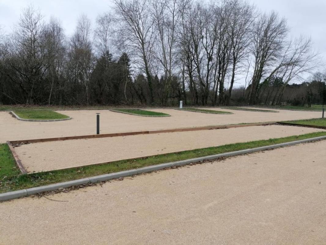 Aire Camping-Car Park — Camperplads in Saint-Denis-de-l'Hôtel