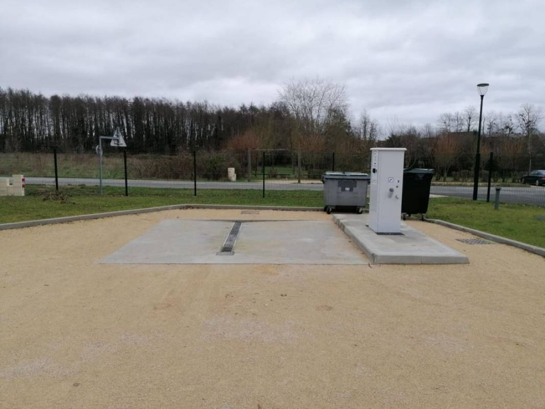 Aire Camping-Car Park — Campervan Site in Saint-Denis-de-l'Hôtel
