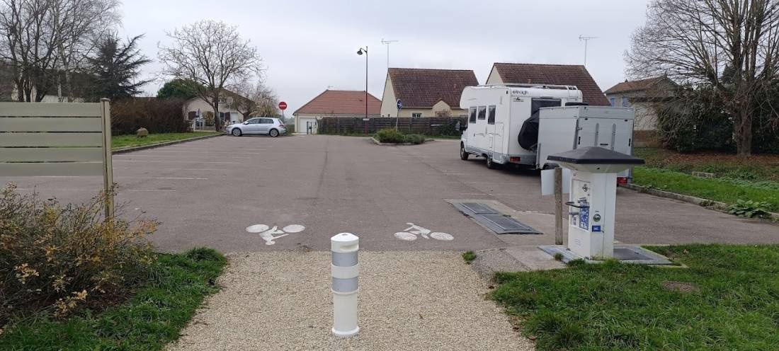 Stellplatz Gron — Sp. parking dla kamperów in Gron