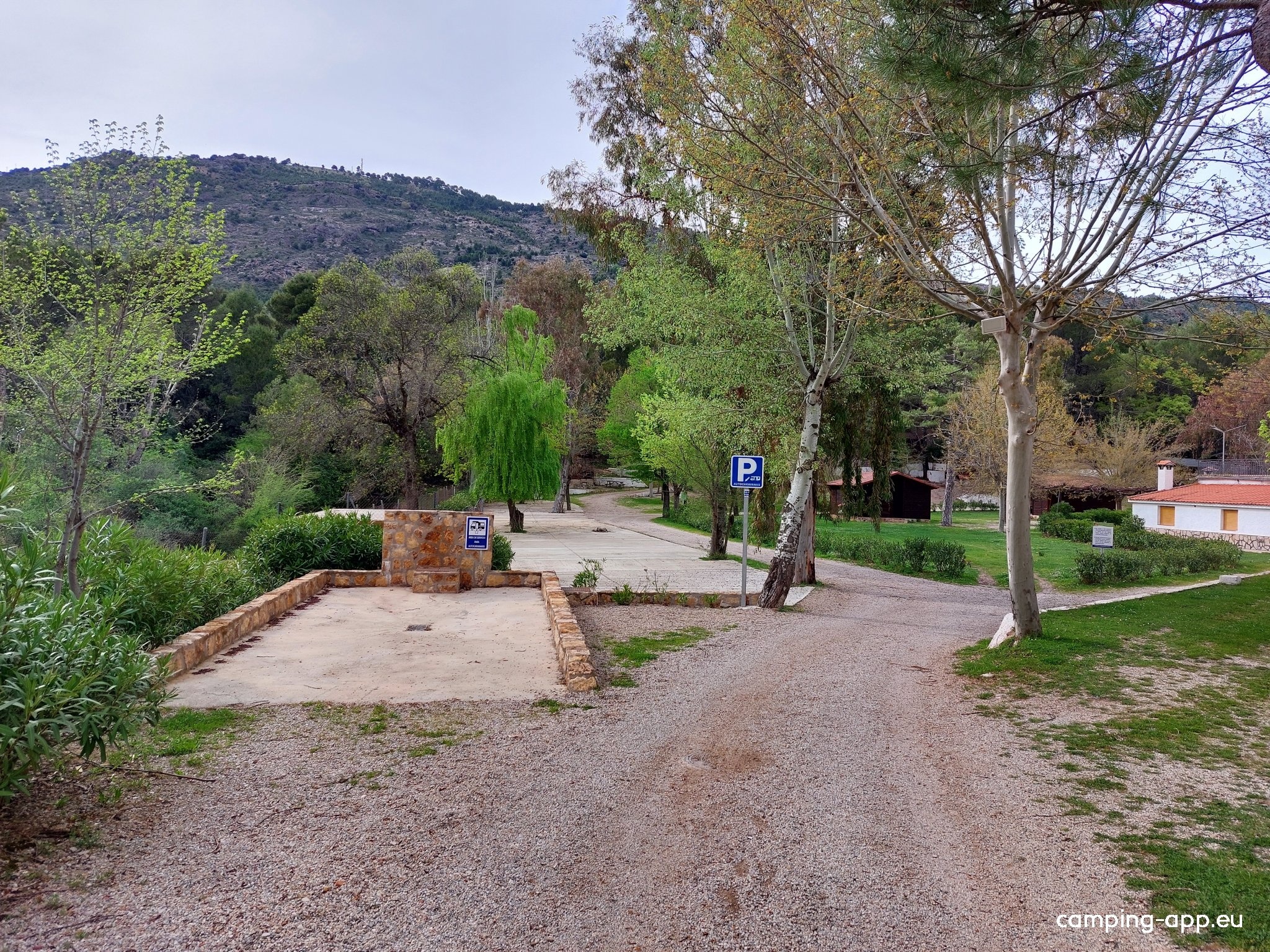 Autocaravanas - Cabañas de Madera — Karavan Sitesi in 