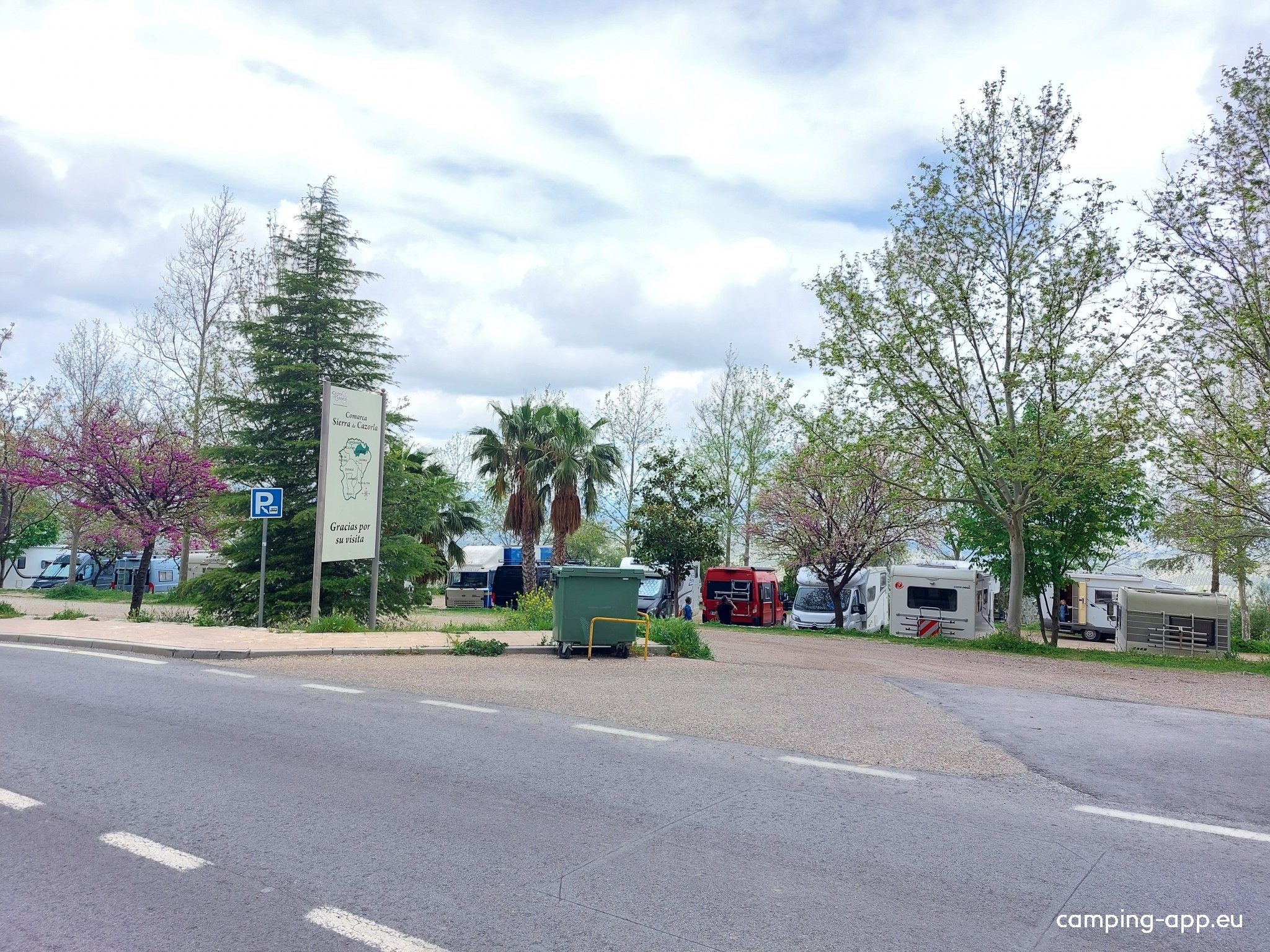 Kostenloser Stellplatz am Ortsrand von La Iruela. — Karavan Sitesi in Cazorla