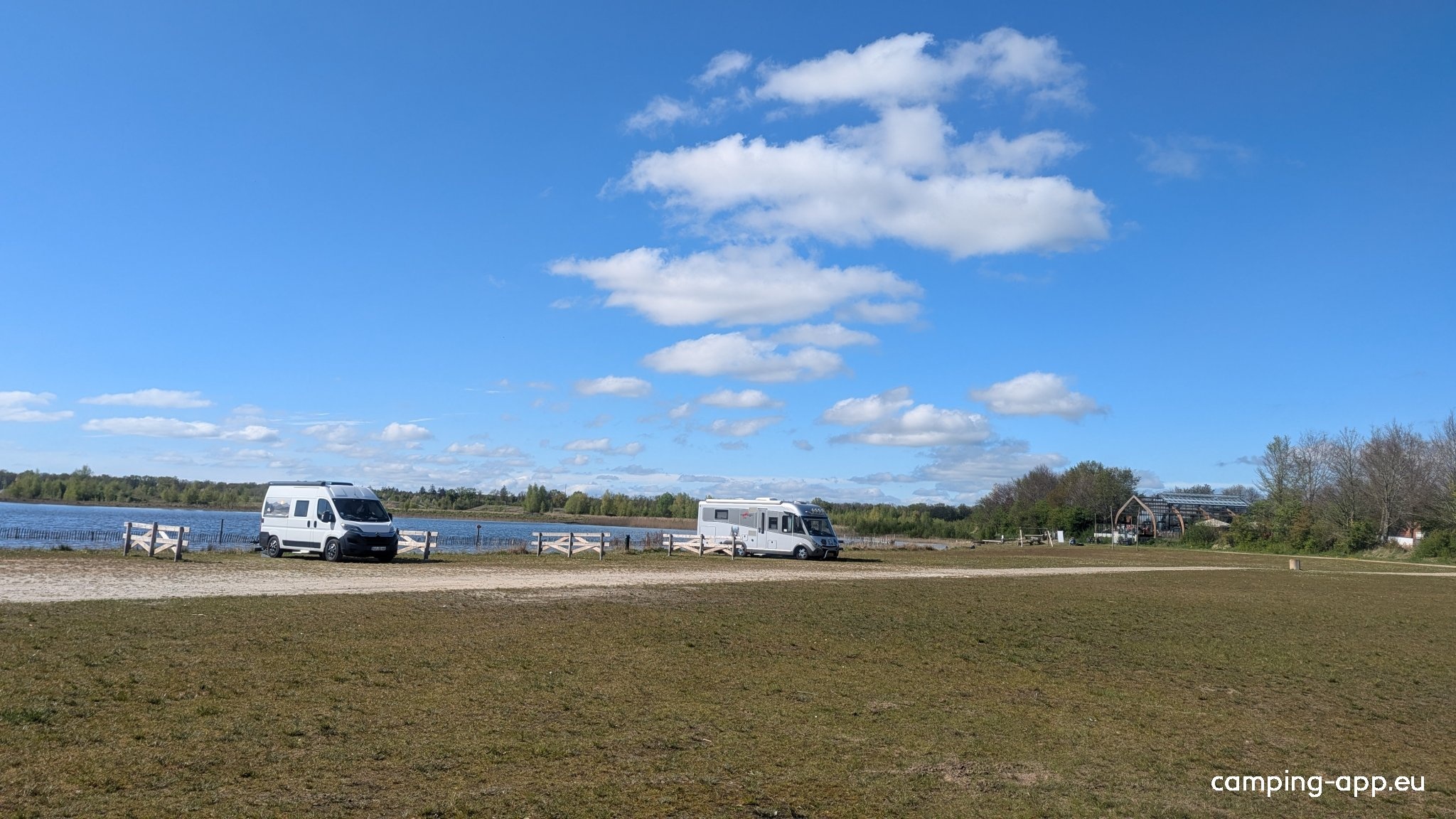 Camperplaats en activiteitenveld De Stronk — Area Autocaravanas in Bant