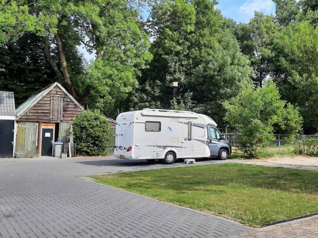 Camperplaats Aan de Schie — Stellplatz in Rotterdam