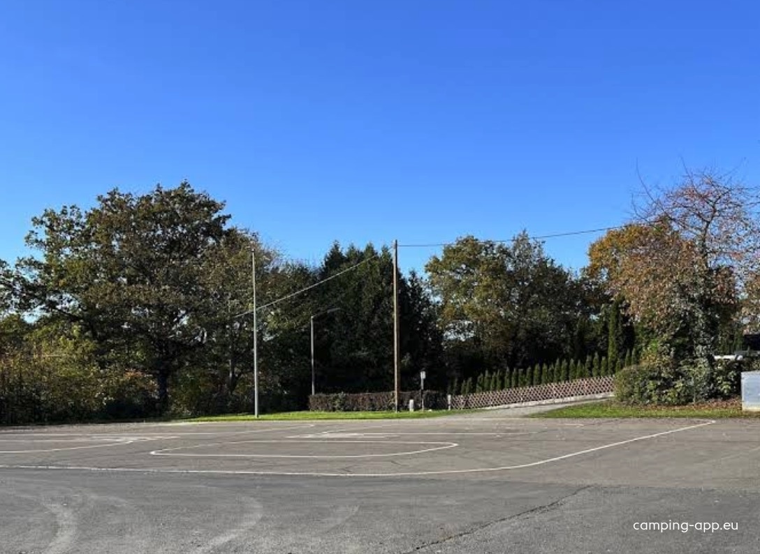 Übernachtungsparkplatz Schützenplatz Betzdorf — Стоянка з ночівлею in Betzdorf