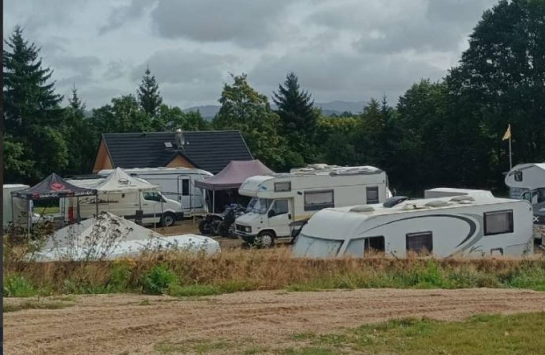 Campingplatz Pod Lipami — Campingplass in Łomnica