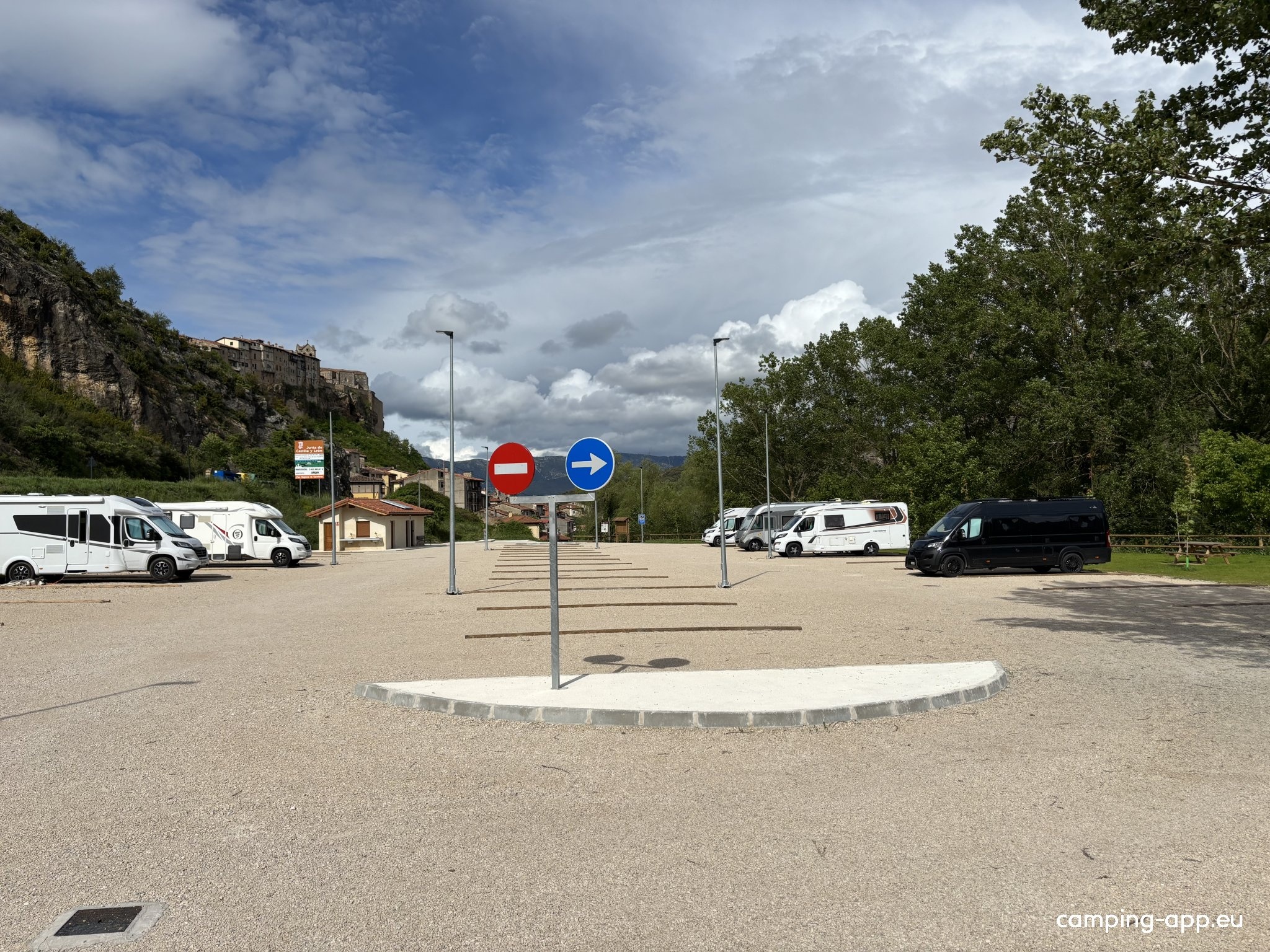 Camping Car Park Frías — Sp. parking dla kamperów in Frías