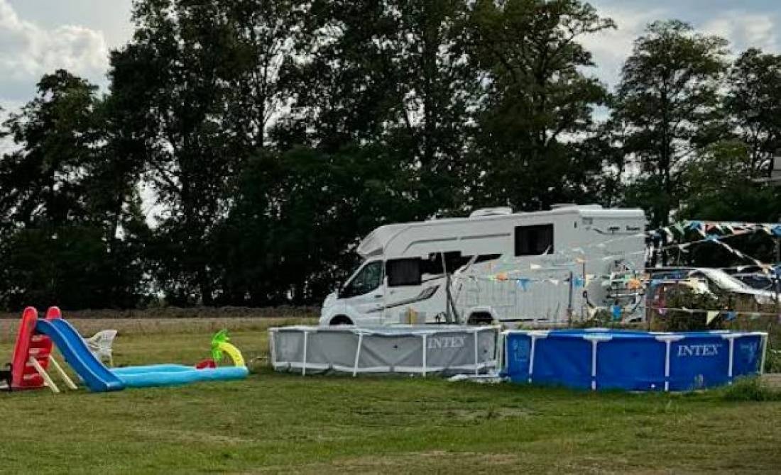 Pole Biwakowe Sadówka Nuisanse Camp — Campingplass in Sadówka