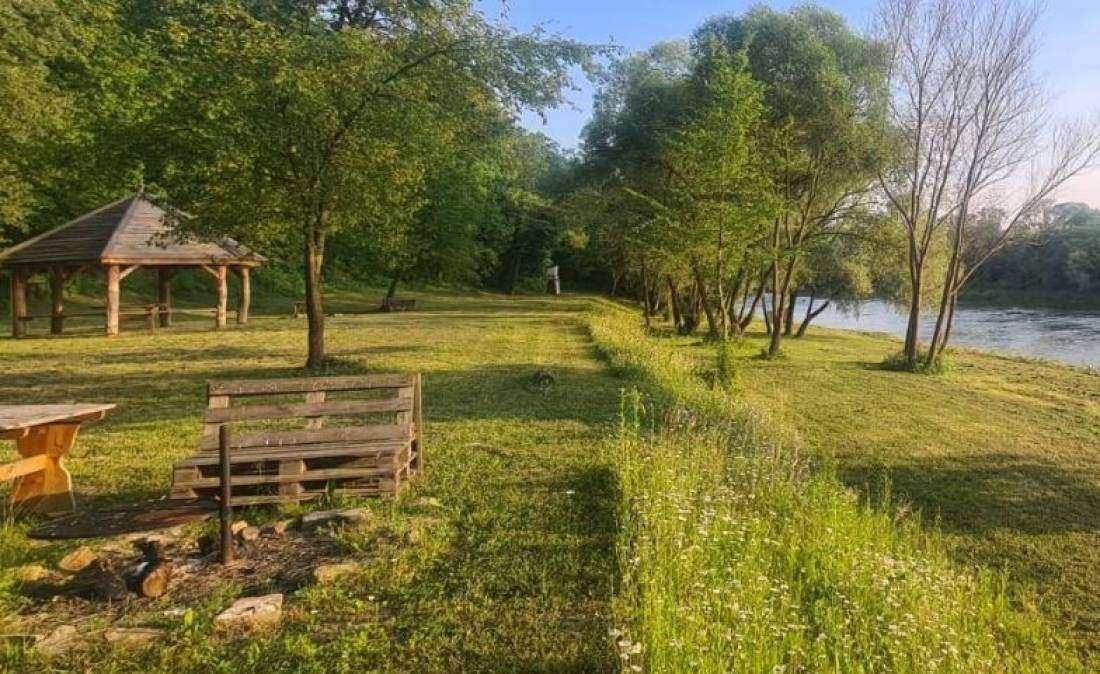 Camping Dunajcowy — Campingplats in Dąbrówka Szczepanowska