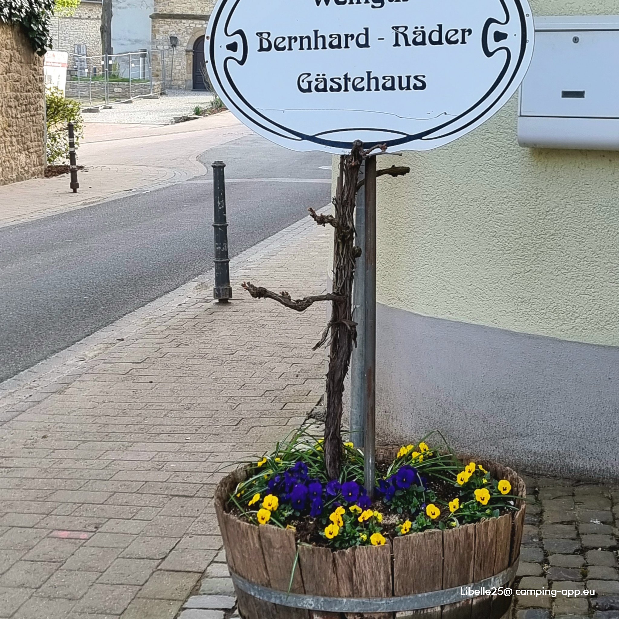 Stellplatz am Weingut & Gästehaus Bernhard Räder — Photo 3