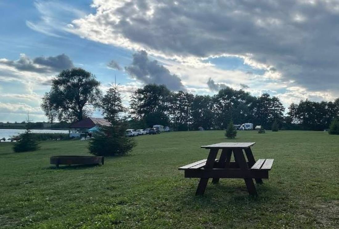 Mazurska Chatka i kemping — Kamp yeri in Leśniewo