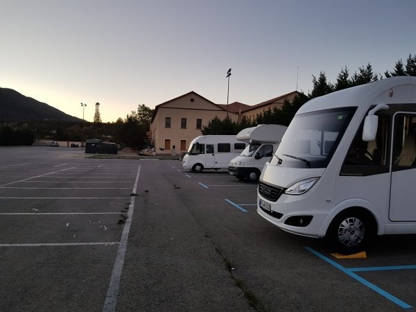 Stellplatz an der Jugendherberge Sabiñánigo — Місце для кемперів in  Sabiñánigo