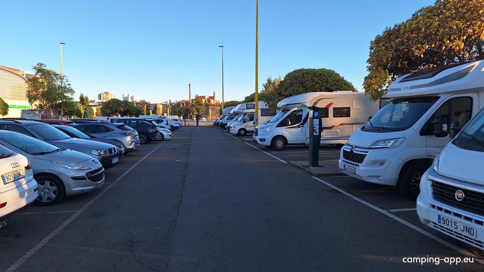 Stellplatz León — Sp. parking dla kamperów in León